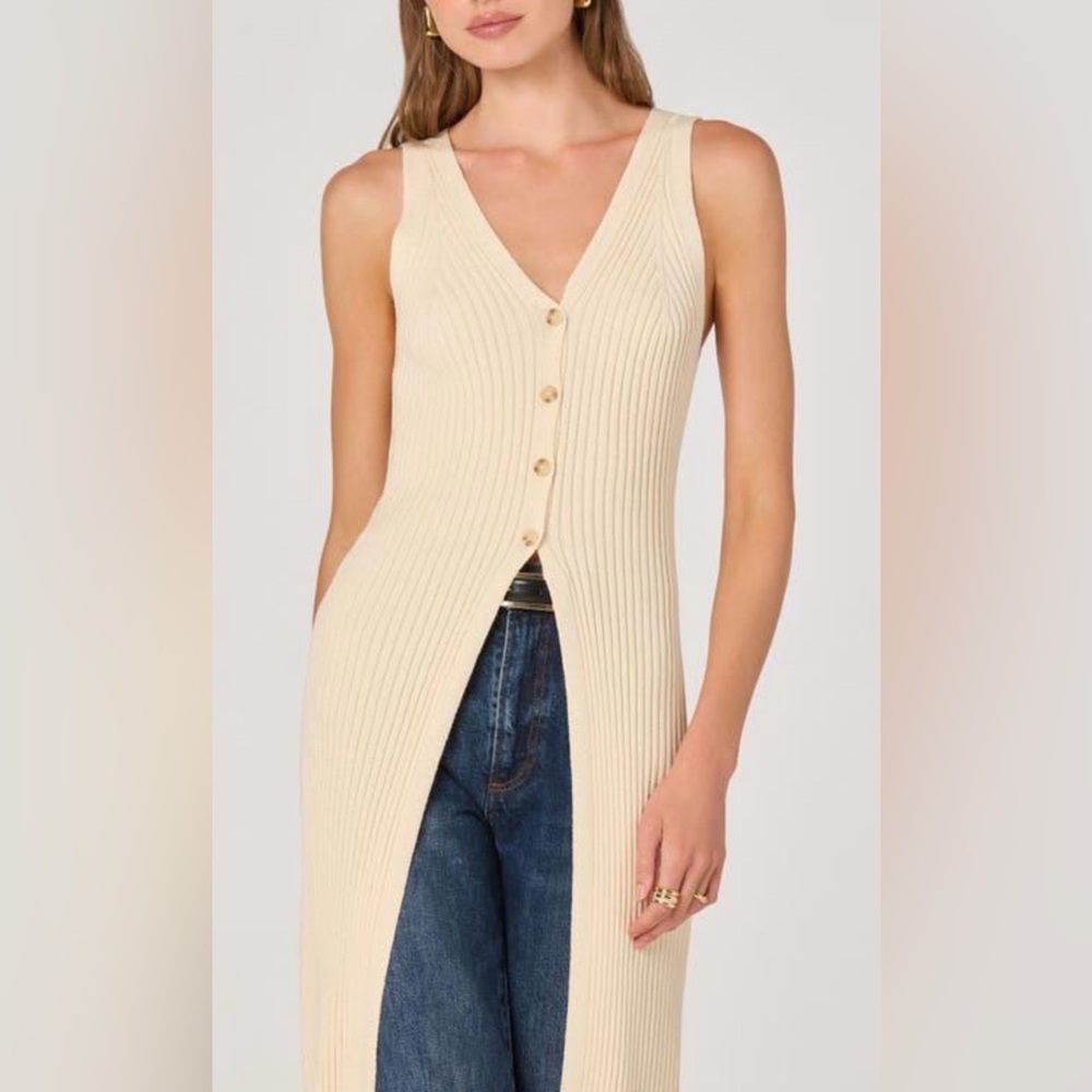 NWT Astr V-Neck Cream Ribbed Sleeveless Cardigan